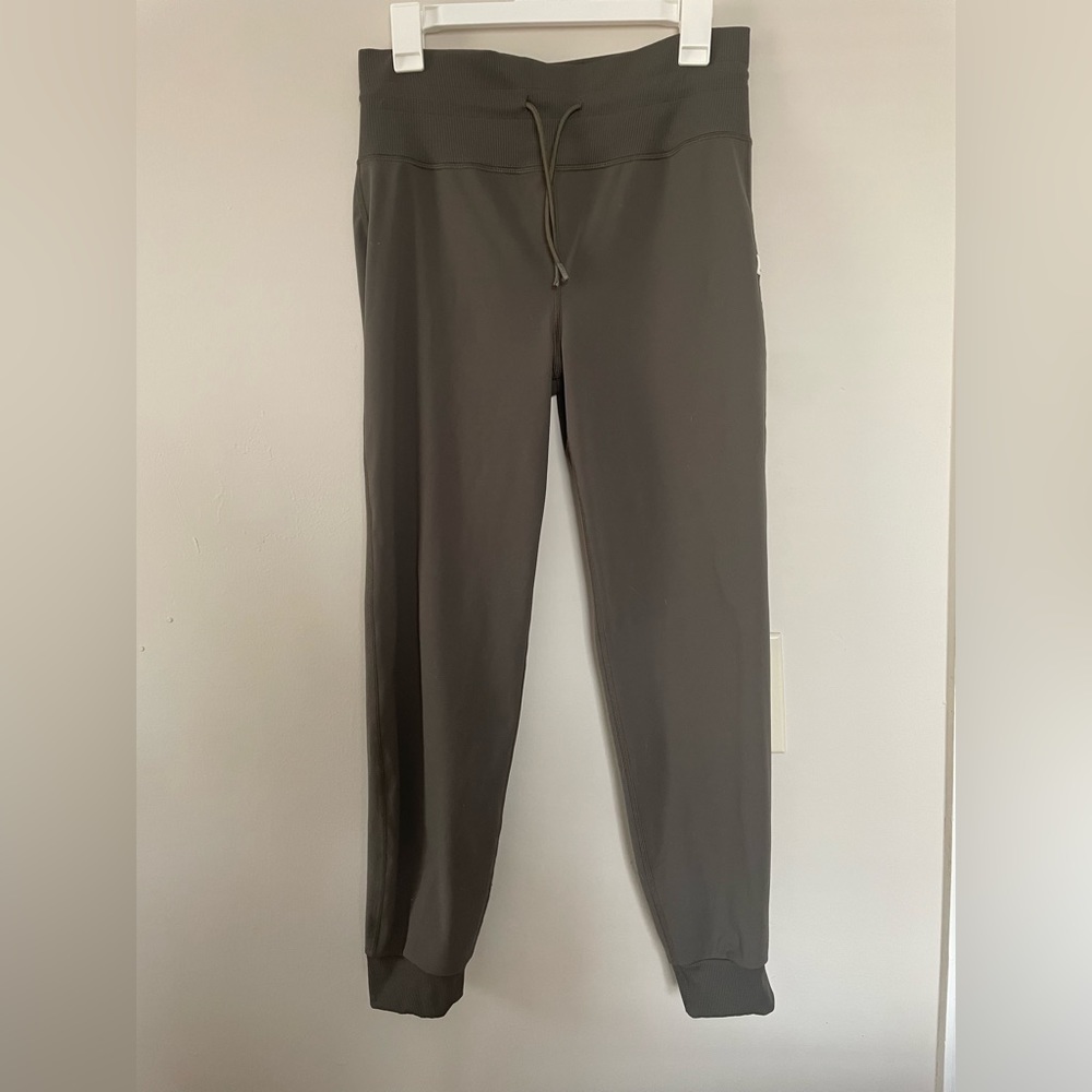 Vuori Daily Joggers in Oregano